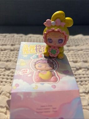 Effortlessly Embrace Wealth Series Resin Figure Confirmed Blindbox- Yellow